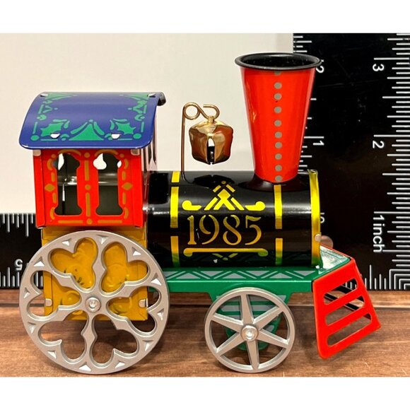 NIP 1985 HALLMARK KEEPSAKE ORNAMENT QX497-2 TIN LOCOMOTIVE TRAIN WHEELS BELL - Picture 1 of 8